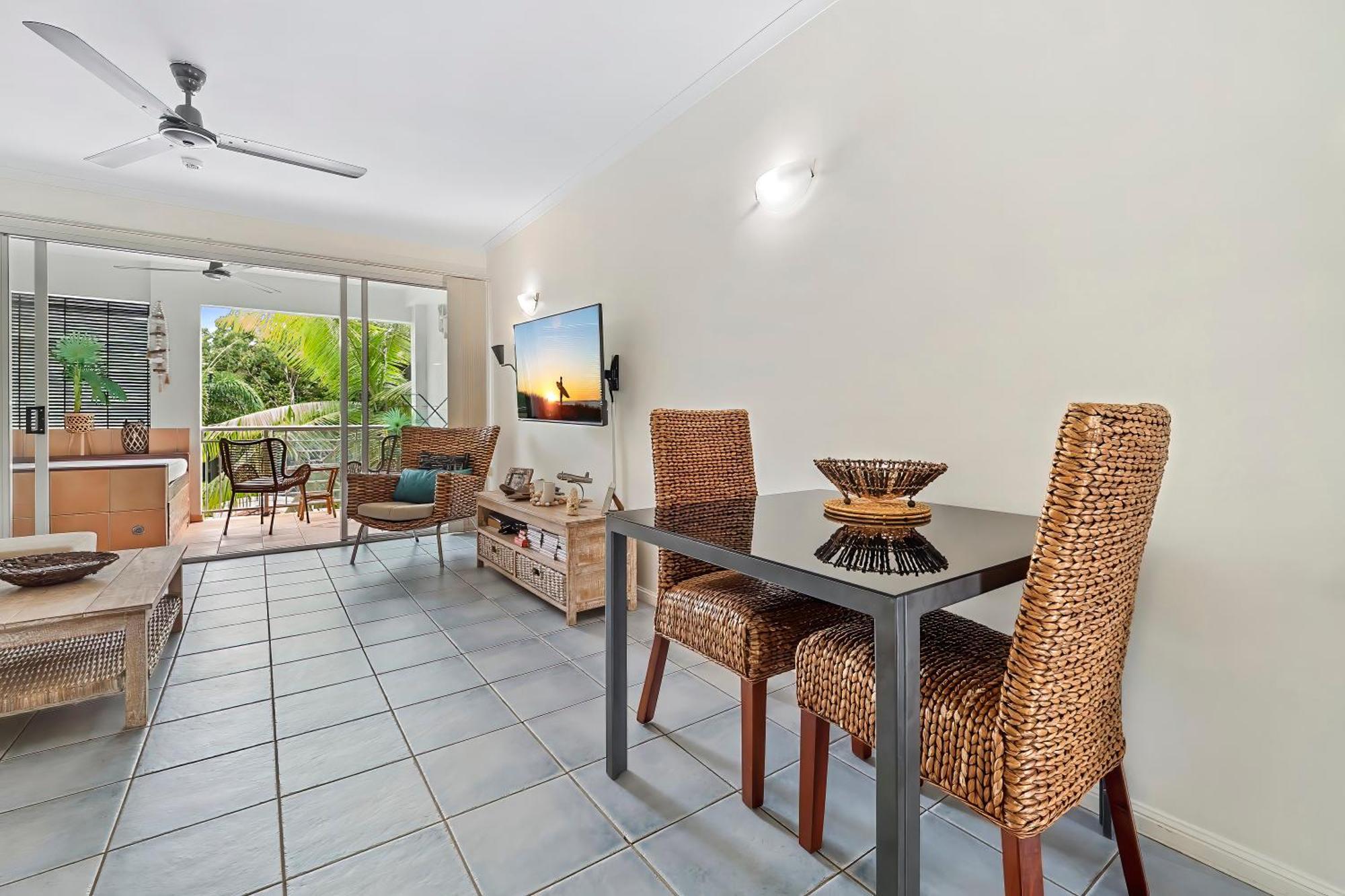 Alassio Beachfront Apartments Palm Cove Room photo