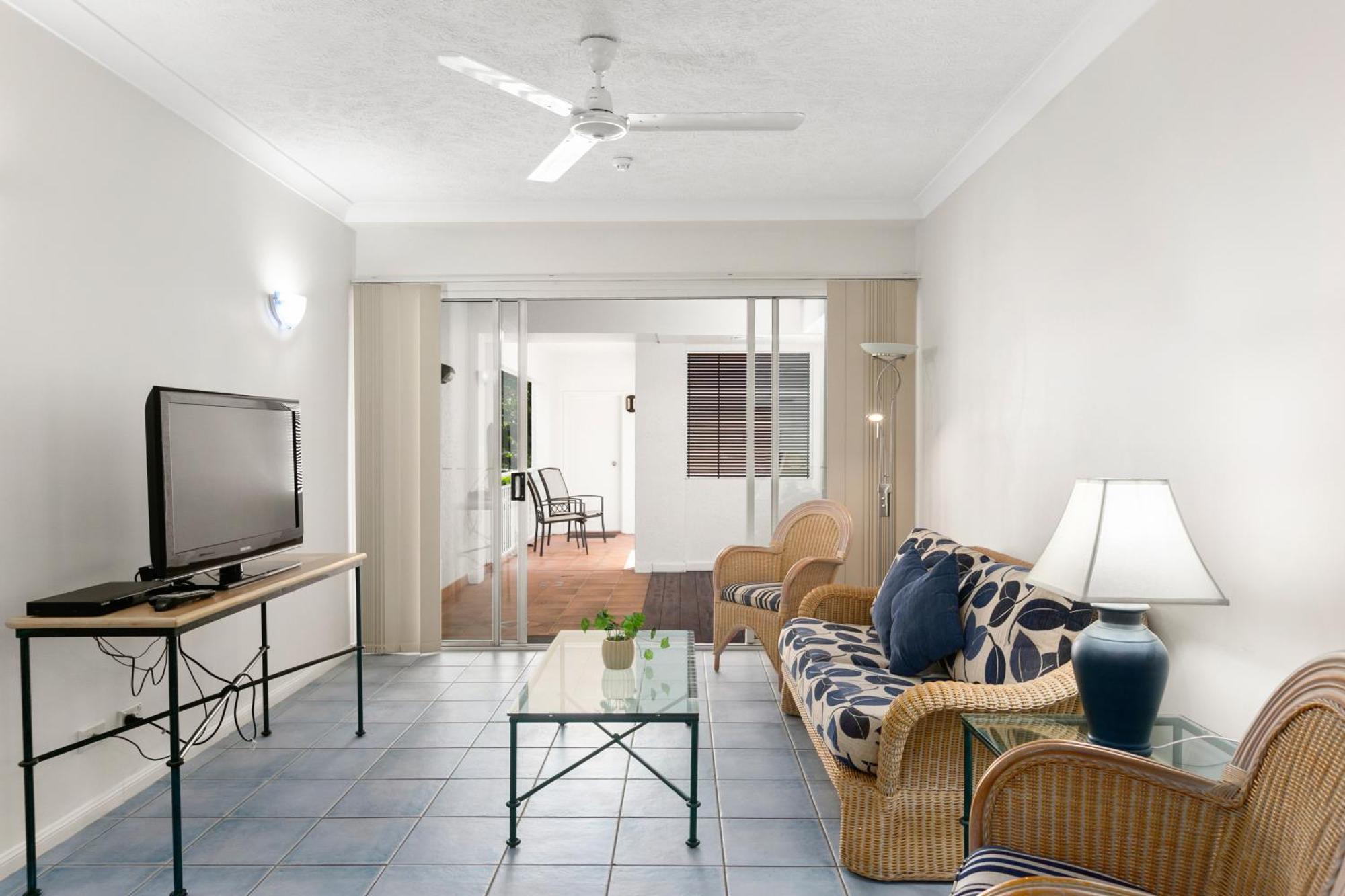 Alassio Beachfront Apartments Palm Cove Room photo