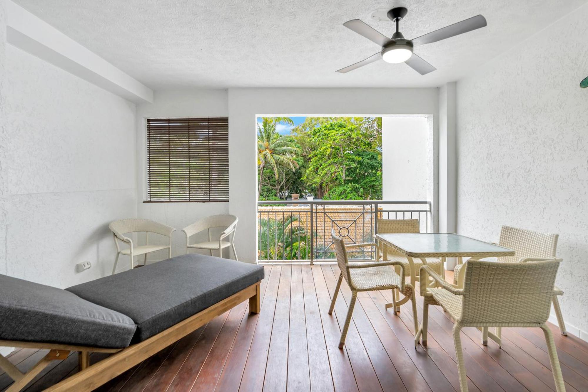 Alassio Beachfront Apartments Palm Cove Room photo